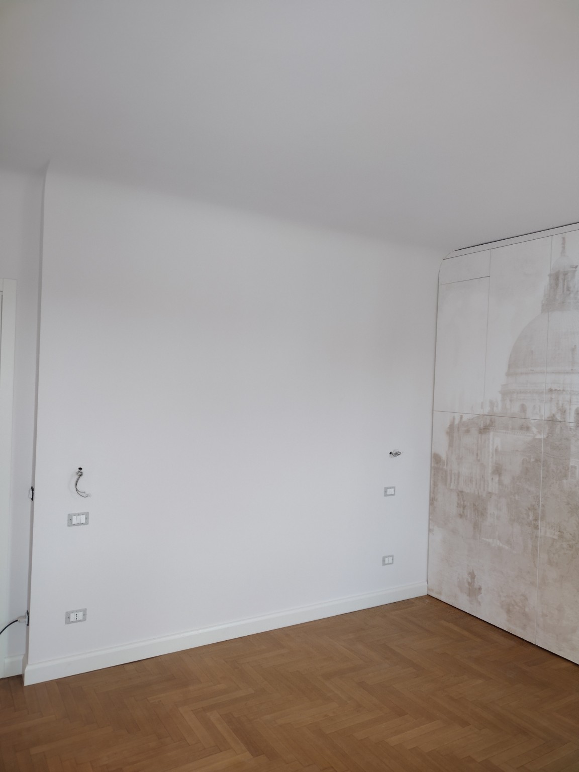 Linee morbide: Raccordi curvi tra pareti e soffitto.