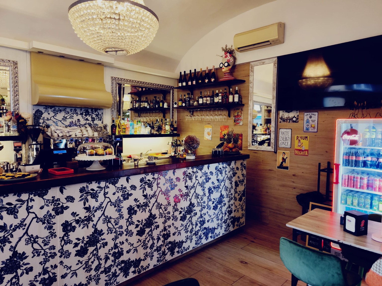 Carattere, anche nei locali: Rivestimenti decorativi e superfici dai toni caldi.